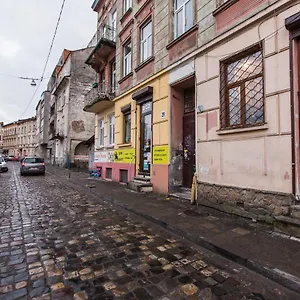 в центрі на вул. чайковського 25 Львов